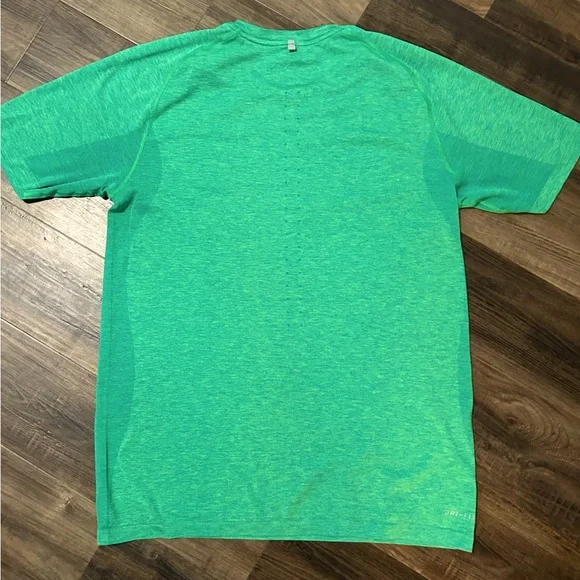 Nike Green Short Sleeve Performance Tee - Size L great condition - Picture 2 of 4